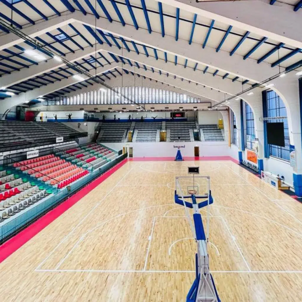 Installation de 20 projecteurs dans une salle de basket